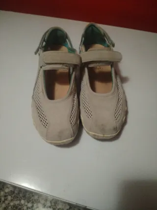 Zapatos beige y verde