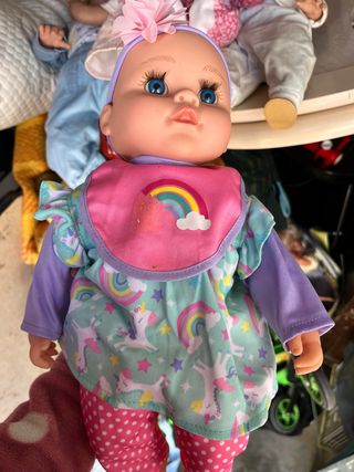 Muñeca con vestido de unicornios y arcoíris