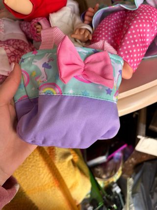 Muñeca con vestido de unicornios y arcoíris