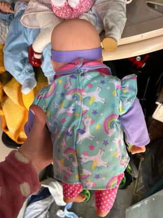 Muñeca con vestido de unicornios y arcoíris