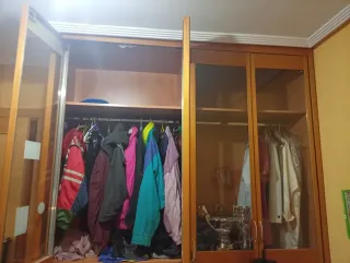 Armario de madera con cristalera