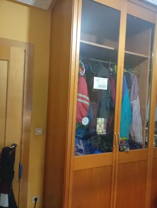 Armario de madera con cristalera