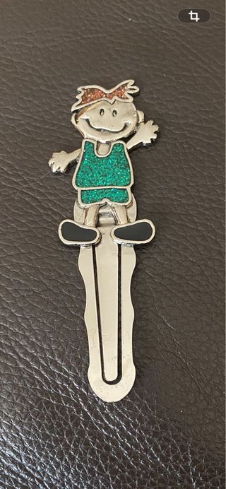 Marcador de páginas metálico con figura