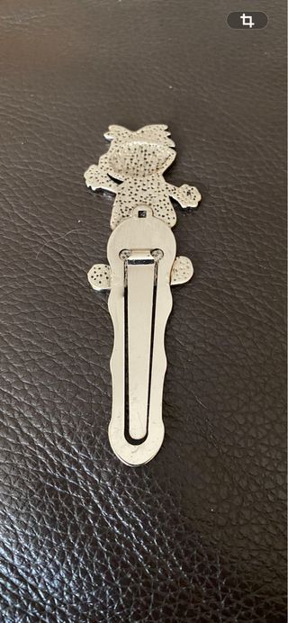 Marcador de páginas metálico con figura