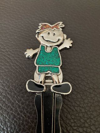 Marcador de páginas metálico con figura