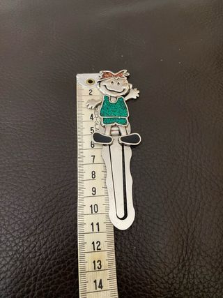 Marcador de páginas metálico con figura