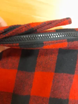Pochette Benetton a quadri rossa e nera