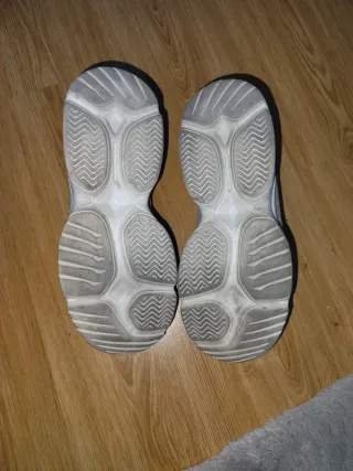 Zapatillas deportivas beige y azul