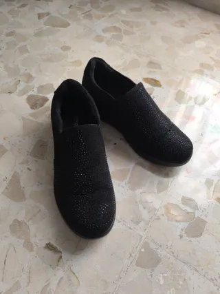 Zapatos negros mujer con pedrería