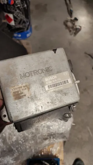 Centralita motronic m20b25