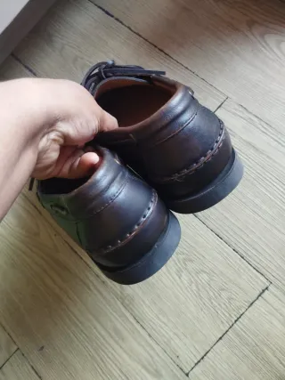 Zapatos náuticos de piel marrón