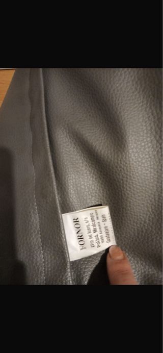 Puf de piel sintética gris