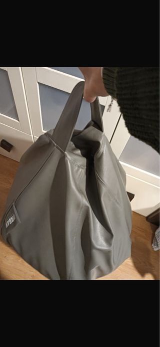 Puf de piel sintética gris