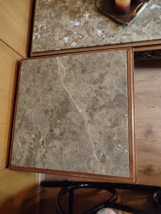 Mesas centro vintage en madera y mármol.