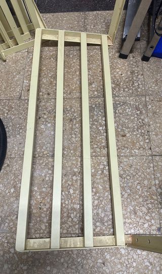 Estantería de hierro con barra para perchas