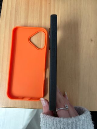 Fundas iPhone 16 (Naranja y Negra)