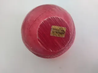 Reloj de mesa forma pelota cricket