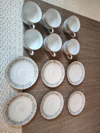 Juego de 6 tazas y 6 platos de cerámica.