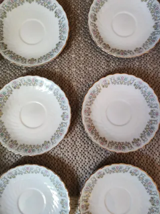 Juego de 6 tazas y 6 platos de cerámica.