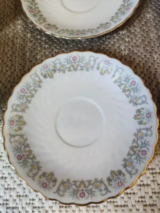 Juego de 6 tazas y 6 platos de cerámica.