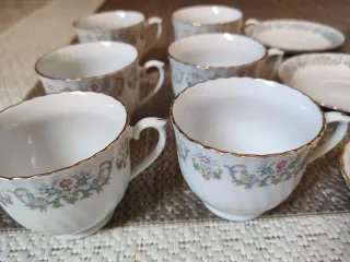 Juego de 6 tazas y 6 platos de cerámica.