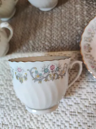 Juego de 6 tazas y 6 platos de cerámica.