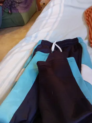 Pantalón chándal azul y turquesa