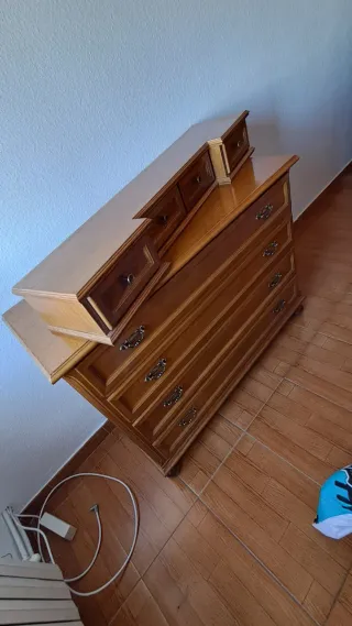 Cómoda clásica de madera con espejo