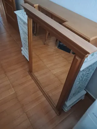 Cómoda clásica de madera con espejo