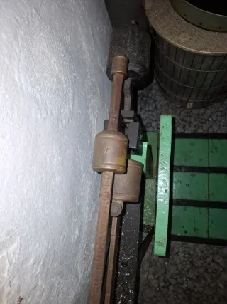 Báscula industrial antigua verde