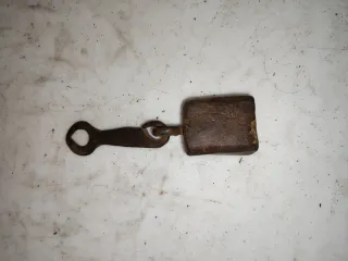 Pesa antigua de hierro