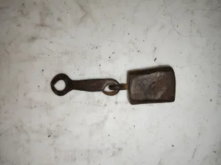 Pesa antigua de hierro