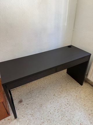 Scrivania nera con cassetti