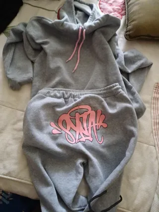 Conjunto chándal gris con detalles rosa Syna world