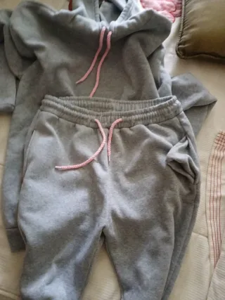 Conjunto chándal gris con detalles rosa Syna world