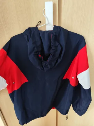 Cortavientos con capucha azul y rojo