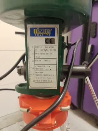 Taladro de columna verde