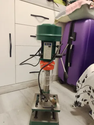 Taladro de columna verde