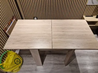 Mesa de comedor de madera