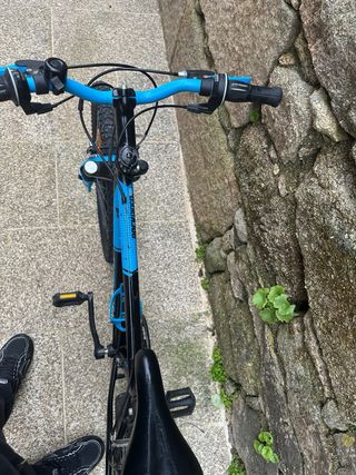 Bicicleta B-Twin Negra y Azul