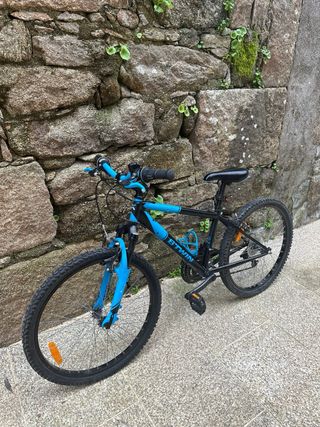 Bicicleta B-Twin Negra y Azul