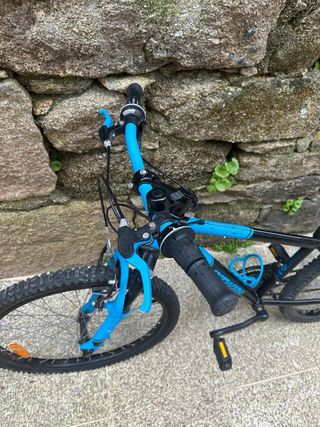 Bicicleta B-Twin Negra y Azul