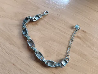 Pulsera plateada con detalles azul verdoso