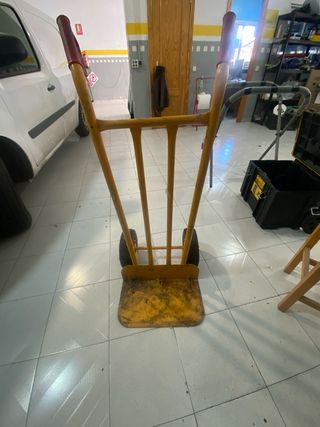 Carretilla de carga amarilla