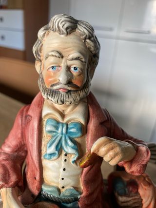 Figura de porcelana hombre sentado