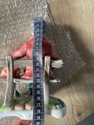 Figura de porcelana hombre sentado