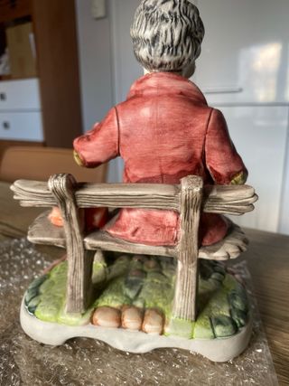 Figura de porcelana hombre sentado