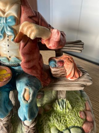 Figura de porcelana hombre sentado