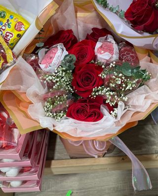 Ramos de rosas naturales y chuches