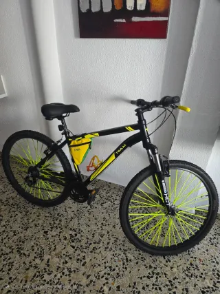 Bicicleta de montaña negra y amarilla